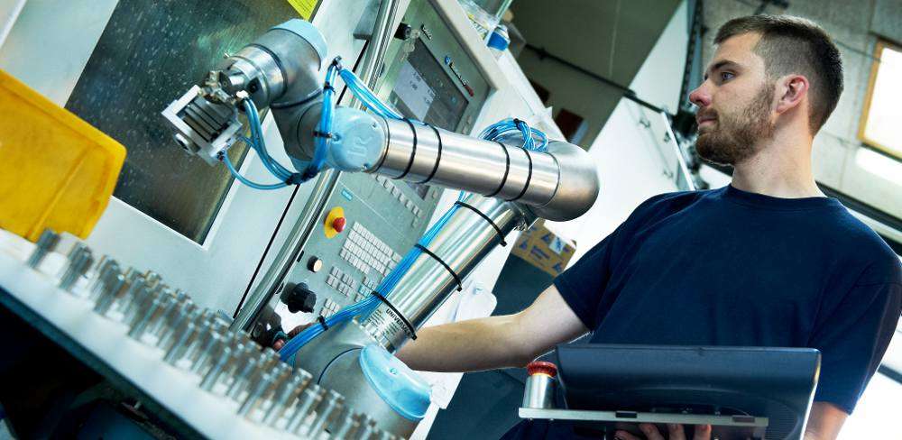 Operatore CNC aiutato da UR5
