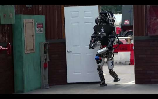 Apertura di una porta e attraversarla