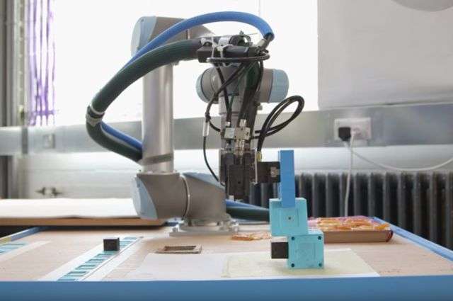 La madre robot con i suoi "piccoli"