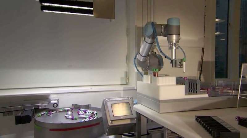 robot laboratorio analisi sangue