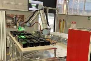 Cobot UR Alumotion in Lombardo srl incollaggio