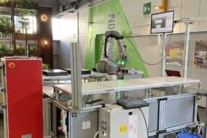 Cobot UR Alumotion in Lombardo srl incollaggio