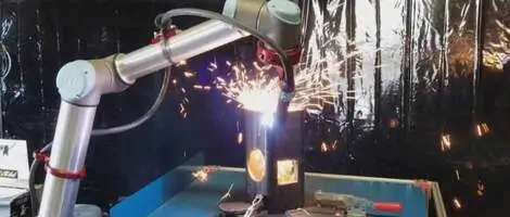 Cella di saldatura robotizzata con cobot Alumotion