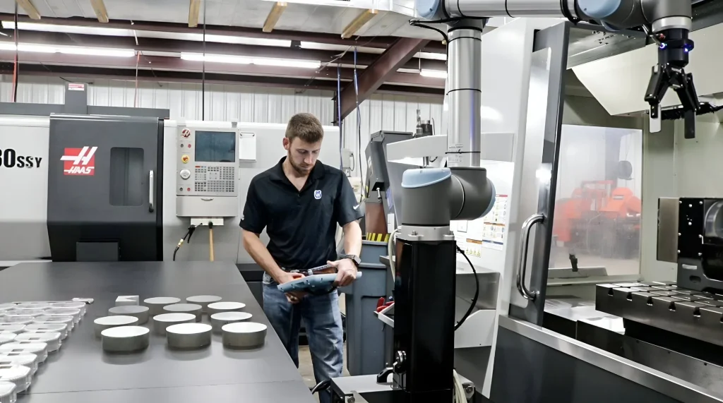 Cobot che carica un pezzo in un centro CNC