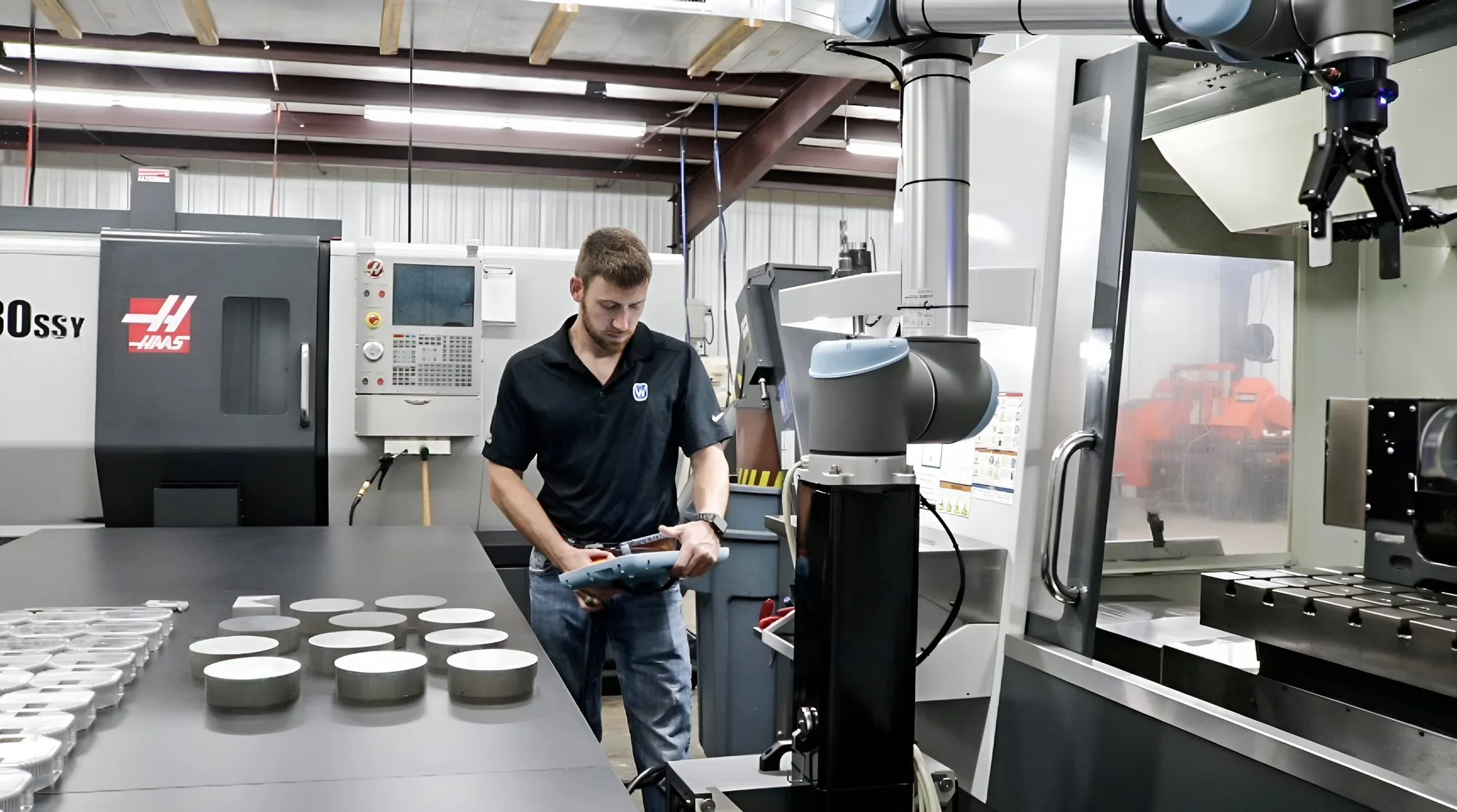 Cobot che carica un pezzo in un centro CNC