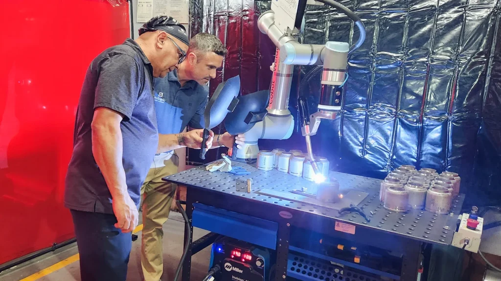 Cella di saldatura robotizzata con cobot in officina